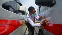 Stiker juga dipasangkan pada bagian pintu ambulans VVIP.