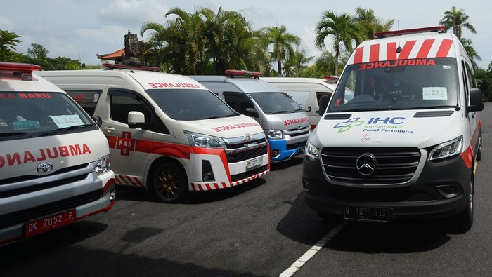 Petugas memasang stiker kendaraan khusus pada salah satu ambulans VVIP untuk KTT G20 dalam apel dan pengarahan tim medis di Nusa Dua, Kabupaten Badung, Bali, Sabtu (12/11/2022). Sebanyak 41 mobil ambulans VVIP dan sekitar 160 orang tenaga medis dikerahkan untuk melayani kepala-kepala negara dan tamu VVIP lainnya yang menjadi pemimpin delegasi peserta KTT G20 pada 15 dan 16 November 2022 di Bali. ANTARA FOTO/Media Center G20 Indonesia/Aditya Pradana Putra/wsj/22.