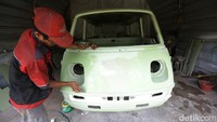 Tak hanya mobil mazda yang ia dandani dan miliki di garasinya. Ada juga Daihatsu bemo Midget yang tengah direstorasi untuk kembali ke wujud aslinya.