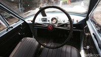 Pakde Bei dalam merawat mobil antik menganut paham orisinil jadi hampir keseluruhan mobil koleksinya merupakan bentukan orisinil dari pabrikannya. Gimana? tertarik mengkoleksi juga detikers...
