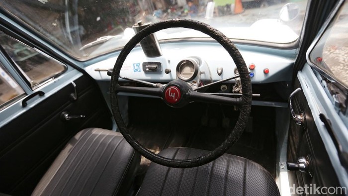 Pak De Bei Budiono salah satu pecinta mobil klasik, pelestari dan pecinta mobil antik. Deretan mobil antik itu mayoritas Mazda B 600 yang sangat unik seperti kotak sabun. Ini potretnya.