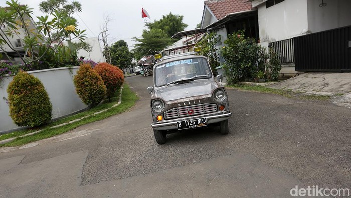 Pak De Bei Budiono salah satu pecinta mobil klasik, pelestari dan pecinta mobil antik. Deretan mobil antik itu mayoritas Mazda B 600 yang sangat unik seperti kotak sabun. Ini potretnya.