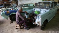 Mazda kotak sabun ini sangat antik, dengan lampu bundar dan kaca spion yang menempel di atasnya. Mesinnya 600 cc OHV V-twin 2 silinder bertenaga 28 hp dan torsi 41.2 Nm masih terjaga hingga ini. 