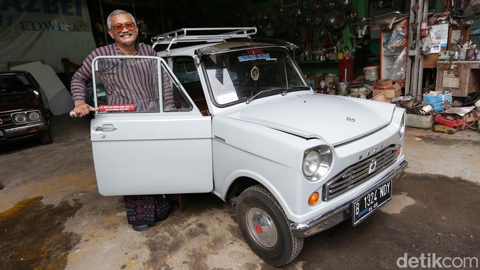 Pak De Bei Budiono salah satu pecinta mobil klasik, pelestari dan pecinta mobil antik. Deretan mobil antik itu mayoritas Mazda B 600 yang sangat unik seperti kotak sabun. Ini potretnya.