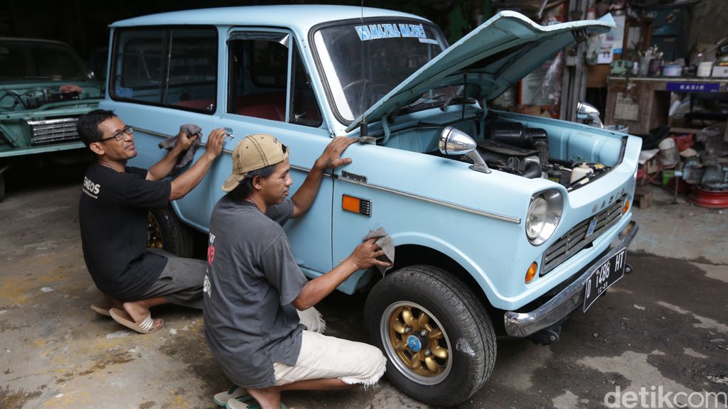 Pak De Bei Budiono salah satu pecinta mobil klasik, pelestari dan pecinta mobil antik. Deretan mobil antik itu mayoritas Mazda B 600 yang sangat unik seperti kotak sabun. Ini potretnya.