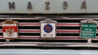 Mobil pertamanya berjenis Mazda B 600 kotak sabun tahun 1965. Pakde Bei berpose di depan deretan koleksi mobil-mobilnya.