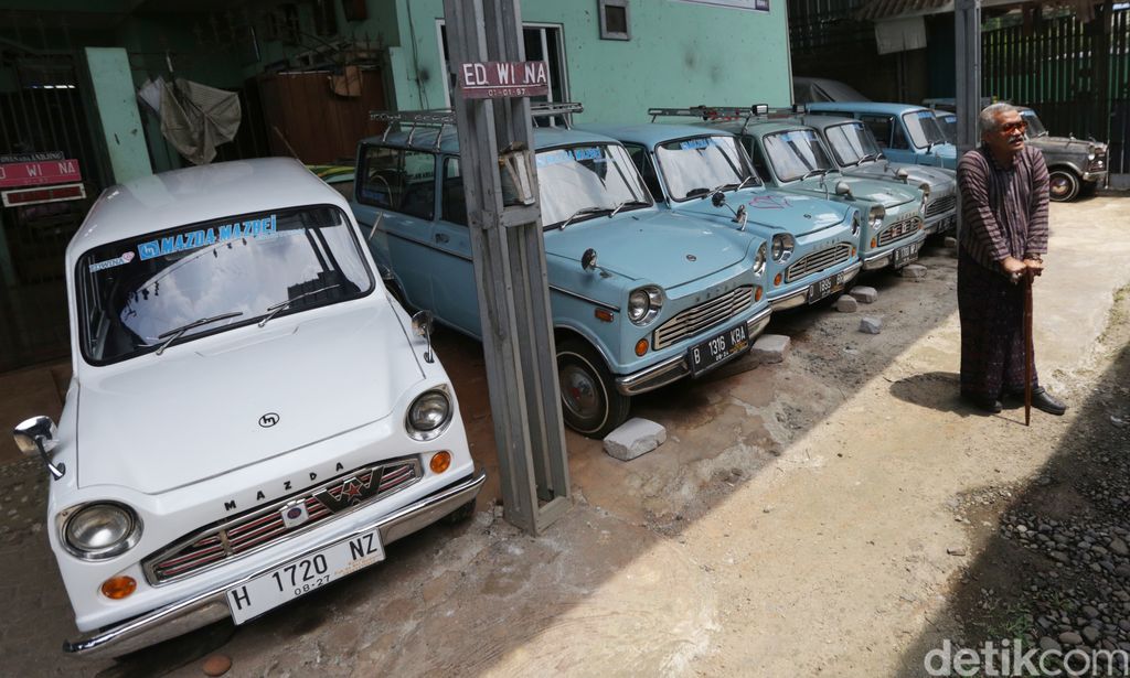 Pak De Bei Budiono salah satu pecinta mobil klasik, pelestari dan pecinta mobil antik. Deretan mobil antik itu mayoritas Mazda B 600 yang sangat unik seperti kotak sabun. Ini potretnya.