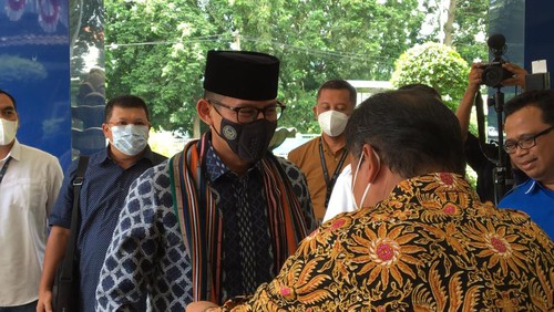 Menteri Pariwisata dan Ekonomi Kreatif Republik Indonesia Sandiaga Salahuddin Uno saat berkunjung ke Universitas Mataram, Sabtu (12/11/2022). Foto: Ahmad Viqi