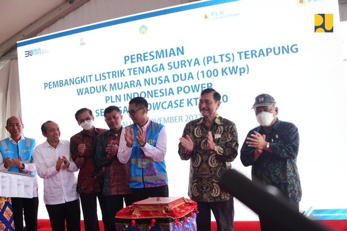 Menteri PUPR Dampingi Luhut Resmikan PLTS Waduk Muara