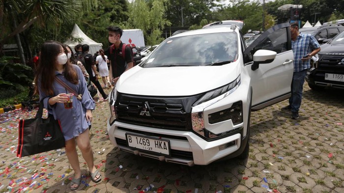 PT Mitsubishi Motors Krama Yudha Sales Indonesia (MMKSI) melakukan serah terima unit Mitsubishi New Xpander Cross kepada konsumen setia Mitsubishi Motor.