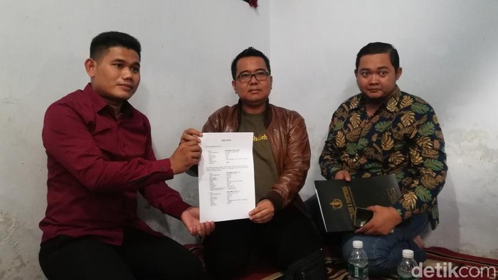 Mohamad Sofyan Sauri (kiri) orang tua korban gagal ginjal akibat obat sirup menyomasi presiden