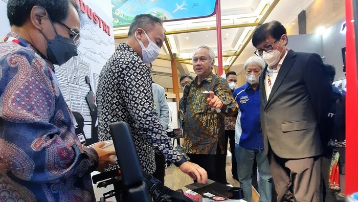 Momen Menperin Agus Gumiwang Tinjau UMKM di IMOS