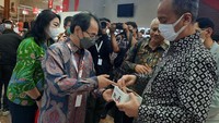 Ketua Pengurus Yayasan Dharma Bhakti Astra (YDBA), Sigit P. Kumala, saat memberikan produk UMKM buatan binaan YDBA berupa potongan block SDGs yang diproduksi oleh sahabat difabel di Yogyakarta kepada Menteri Perindustrian RI, Agus Gumiwang Kartasasmita seusai kunjungannya di booth YDBA saat ajang Pameran Indonesia Motorcycle Show (IMOS) 2022 di Jakarta Convention Center (JCC) beberapa waktu lalu.