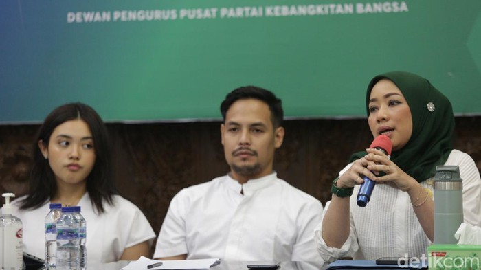 Partai Kebangkitan Bangsa (PKB) mengenalkan enam juru bicara (jubir) muda jelang Pemilu 2024. Salah satu vokalis band Hijau Daun lho.