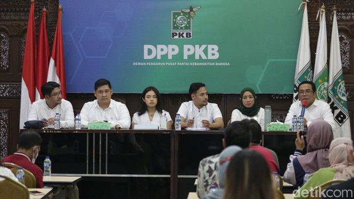 Momen PKB Kenalkan 6 Jubir Muda Jelang 2024 Partai Kebangkitan Bangsa (PKB) mengenalkan enam juru bicara (jubir) muda jelang Pemilu 2024. Salah satu vokalis band Hijau Daun lho.