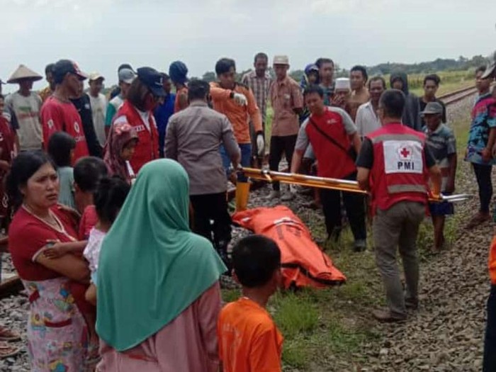 motor tertabrak kereta api di mojokerto