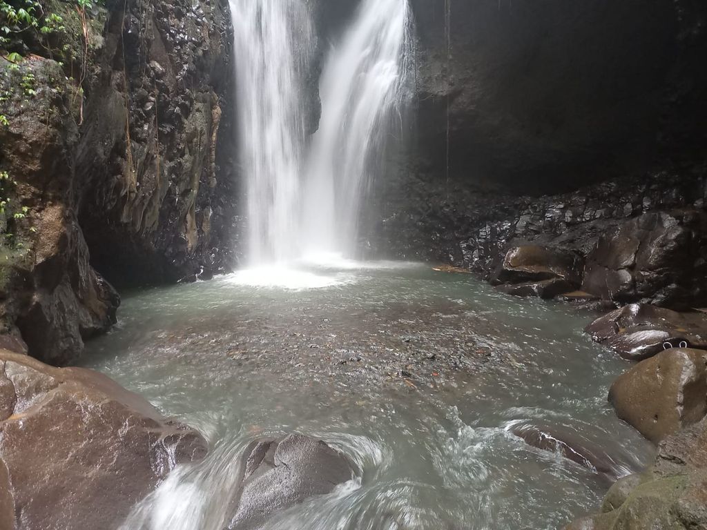 Obyek wisata air terjun Campuhan Gitgit yang mengalami pendangkalan hingga menyebabkan kunjungan wisatawan turun hingga 70 persen. Foto: Made Wijaya Kusuma