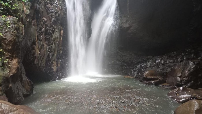 Obyek wisata air terjun Campuhan Gitgit yang mengalami pendangkalan hingga menyebabkan kunjungan wisatawan turun hingga 70 persen. Foto: Made Wijaya Kusuma