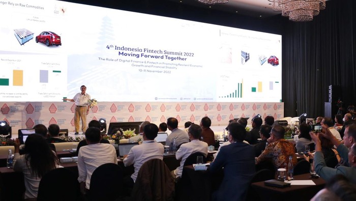 OJK SELENGGARAKAN THE 4TH INDONESIA FINTECH SUMMIT Ketua Dewan Komisioner Otoritas Jasa Keuangan (OJK) Mahendra Siregar menyampaikan paparan pada pertemuan The 4th Indonesia Fintech Summit yang diprakarasi oleh Otoritas Jasa Keuangan (OJK), BI, AFTECH, dan AFPI di Bali, Kamis (10/11/2022). OJK bersama pemerintah dan pelaku industri finansial teknologi berkomitmen terus mendukung peran industri fintech dalam mempromosikan pertumbuhan ekonomi nasional dan mendukung stabilitas keuangan nasional serta memberikan perlindungan optimal kepada masyarakat pengguna layanan fintech serta ekosistemnya. ANTARA FOTO/HO/Humas OJK/wpa/tom.