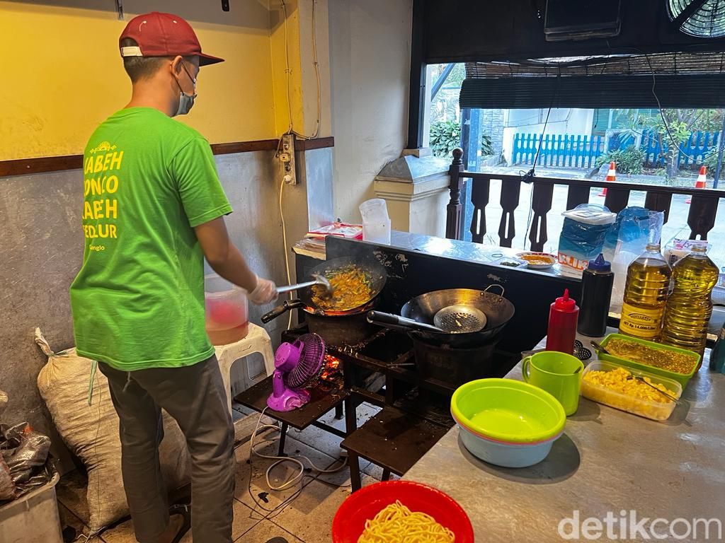 Omah Anglo: Tempat Makan Bakmi Jawa dan Bubur Bakar 'Hidden Gem' di Bekasi