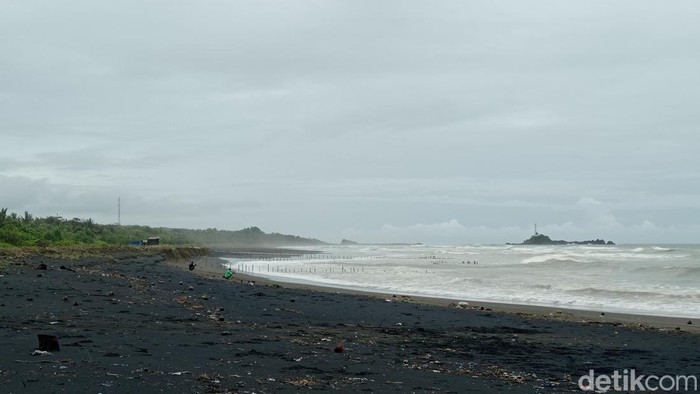 Suasana di kawasan pantai Padabumi Kecamatan Cikalong Kabupaten Tasikmalaya.