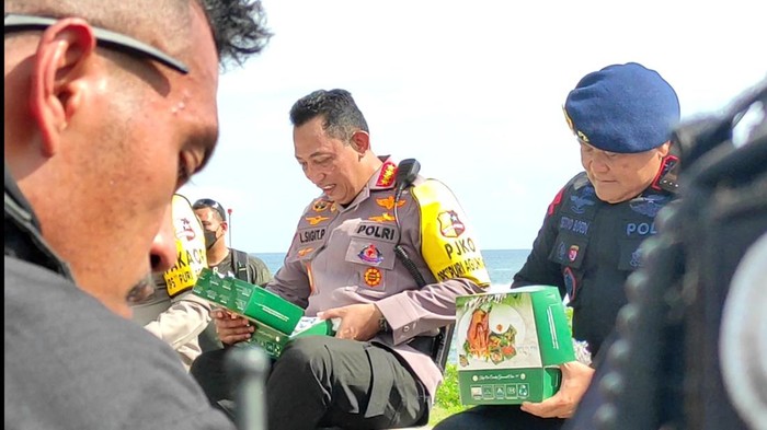 Pantauan detikBali di lokasi, Sigit awalnya datang ke Pos Pengamanan Nusa Dua Selatan yang berada di areal Pura/Pantai Geger sekitar pukul 14.30 WITA. Ia kemudian melakukan pengecekan sejumlah senjata dan peralatan yang dipakai oleh Korps Brimob dalam melakukan pengamanan KTT G20. Foto: I Wayan Sui Suadnyana Pantauan detikBali di lokasi, Sigit awalnya datang ke Pos Pengamanan Nusa Dua Selatan yang berada di areal Pura/Pantai Geger sekitar pukul 14.30 WITA. Ia kemudian melakukan pengecekan sejumlah senjata dan peralatan yang dipakai oleh Korps Brimob dalam melakukan pengamanan KTT G20. Foto: I Wayan Sui Suadnyana