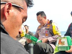 Pantauan detikBali di lokasi, Sigit awalnya datang ke Pos Pengamanan Nusa Dua Selatan yang berada di areal Pura/Pantai Geger sekitar pukul 14.30 WITA. Ia kemudian melakukan pengecekan sejumlah senjata dan peralatan yang dipakai oleh Korps Brimob dalam melakukan pengamanan KTT G20. Foto: I Wayan Sui Suadnyana