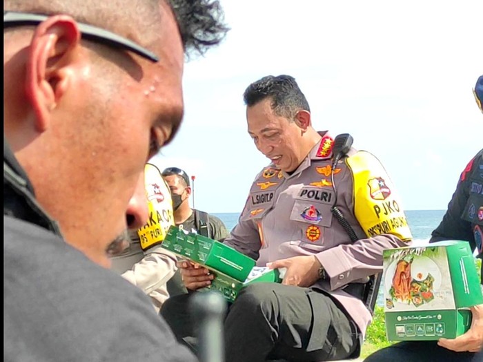 Pantauan detikBali di lokasi, Sigit awalnya datang ke Pos Pengamanan Nusa Dua Selatan yang berada di areal Pura/Pantai Geger sekitar pukul 14.30 WITA. Ia kemudian melakukan pengecekan sejumlah senjata dan peralatan yang dipakai oleh Korps Brimob dalam melakukan pengamanan KTT G20. Foto: I Wayan Sui Suadnyana