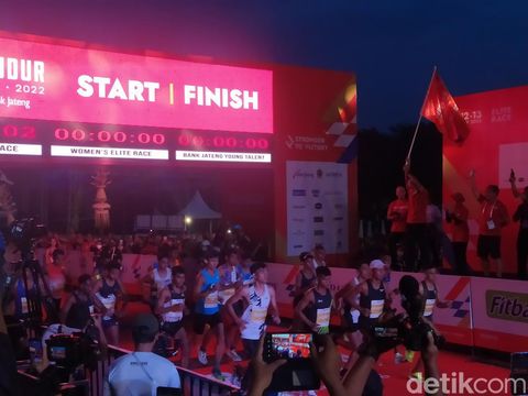 Para pelari elite race Borobudur Marathon 2022 start dari Taman Lumbini Candi Borobudur, Sabtu (12/11/2022).