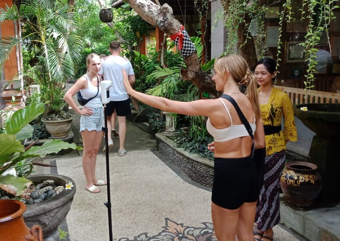 Para wisatawan mancanegara saat berkunjung di salah satu hotel di Karangasem. Foto: IST