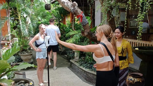 Para wisatawan mancanegara saat berkunjung di salah satu hotel di Karangasem. Foto: IST