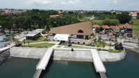 Dermaga Apung Pelabuhan Sanur dengan tujuan ke Pulau Nusa Penida pada Kamis (22/9) lalu mengangkut penumpang sebanyak 45 wisatawan yang berjalan sukses dan lancar. Dengan adanya Pelabuhan Sanur ini, akan memudahkan akses menuju kawasan Sanur, Nusa Penida dan Nusa Ceningan/Nusa Lembongan yang saat ini dijuluki sebagai pelabuhan segitiga emas Provinsi Bali.