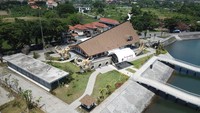 Paket pekerjaan yang digarap oleh Hutama Karya dalam proyek ini mencakup desain dan build struktur pelindung pantai dengan jenis rubble mound breakwater, pekerjaan pengerukan lapisan tanah di sekitar pantai, pembangunan dermaga apung atau ponton, hingga penguatan dinding pantai eksisting.
