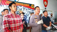 Polisi berhasil membekuk pelaku penusukan di terhadap mahasiswa Unpad berinisial FA (24). Pelaku diamankan di kediamannya di Kampung Los Dago, Kelurahan Coblong, Kecamatan Dago, Kota Bandung. (Foto: Yuga Hassani/detikJabar)