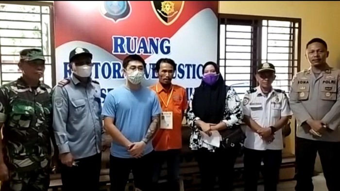Pemilik bangunan (baju biru) dan jukir setelah dimediasi di Polsek Medan Timur (Foto: Istimewa)