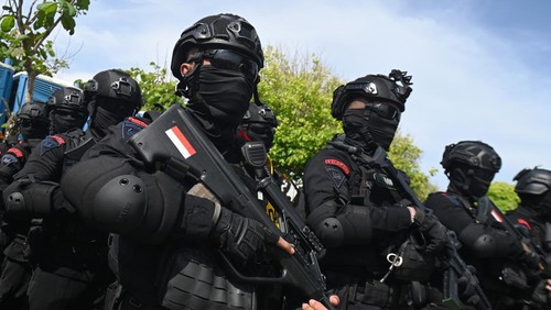 Polisi bersiaga untuk mengamankan sekitar lokasi penyelenggaraan Konferensi Tingkat Tinggi (KTT) G20 di kawasan Nusa Dua, Badung, Bali, Sabtu (12/11/2022). Sekitar 9.700 orang personel Polri dikerahkan untuk mengamankan pelaksanaan KTT G20 di Bali pada 15-16 November mendatang. ANTARA FOTO/Media Center G20 Indonesia/Fikri Yusuf/nym.