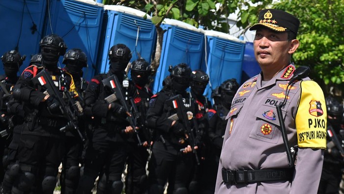 PENGAMANAN KTT G20 Polisi bersiaga untuk mengamankan sekitar lokasi penyelenggaraan Konferensi Tingkat Tinggi (KTT) G20 di kawasan Nusa Dua, Badung, Bali, Sabtu (12/11/2022). Sekitar 9.700 orang personel Polri dikerahkan untuk mengamankan pelaksanaan KTT G20 di Bali pada 15-16 November mendatang. ANTARA FOTO/Media Center G20 Indonesia/Fikri Yusuf/nym.