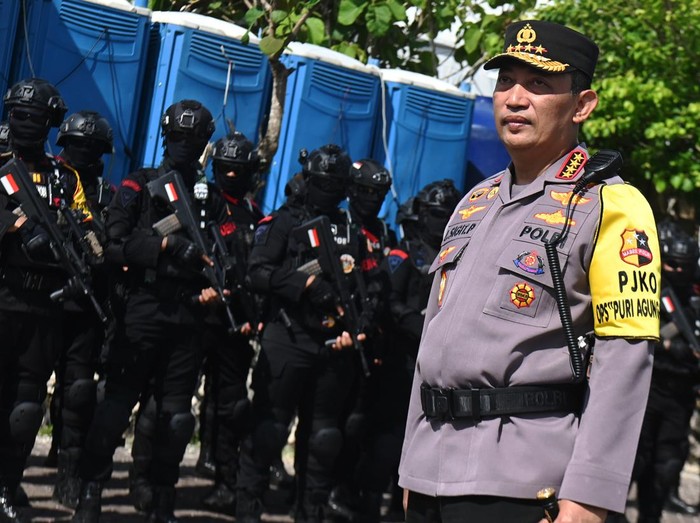 Polisi bersiaga untuk mengamankan sekitar lokasi penyelenggaraan Konferensi Tingkat Tinggi (KTT) G20 di kawasan Nusa Dua, Badung, Bali, Sabtu (12/11/2022). Sekitar 9.700 orang personel Polri dikerahkan untuk mengamankan pelaksanaan KTT G20 di Bali pada 15-16 November mendatang. ANTARA FOTO/Media Center G20 Indonesia/Fikri Yusuf/nym.
