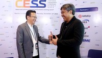 Wayan Eka Nugraha, CEO of eCentrix berbincang dengan Director of eCentrix, Agung Susanto usai acara. eCentrix sendiri yang merupakan perusahaan penyedia solusi contact center yang sudah beroperasi selama 21 tahun, berfokus kepada pengembangan solusi untuk customer interaction. 