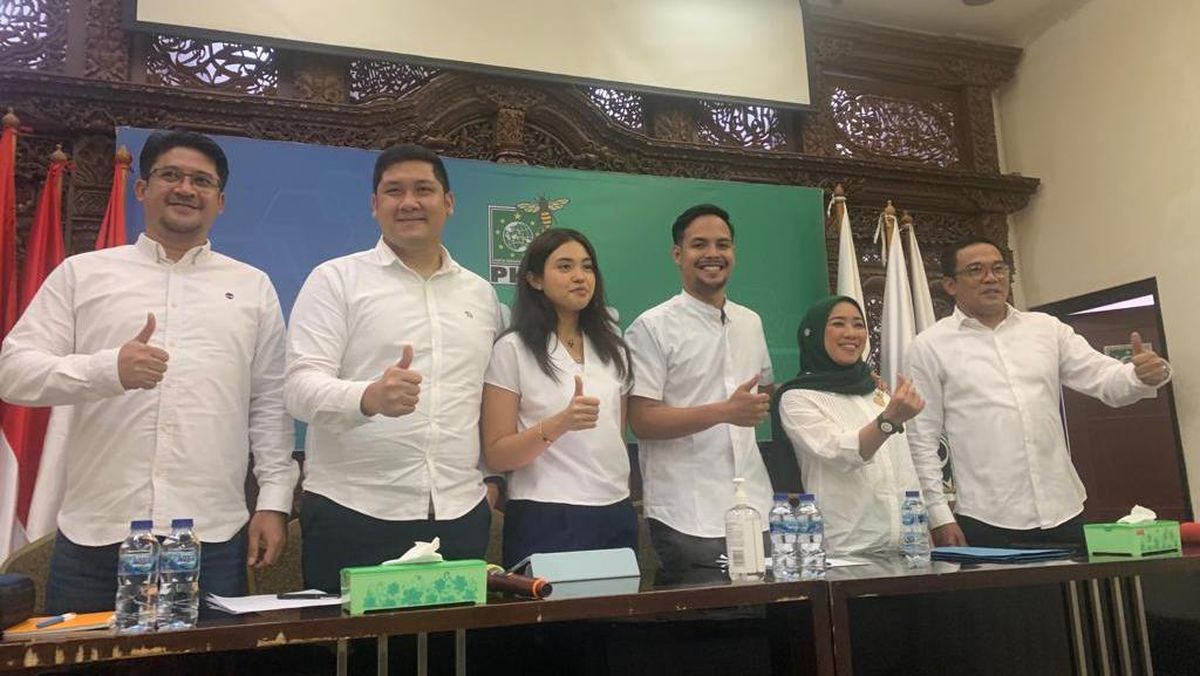 Sonya va Bono oshxonada sikishmoqda Shyla Styles chotkasi