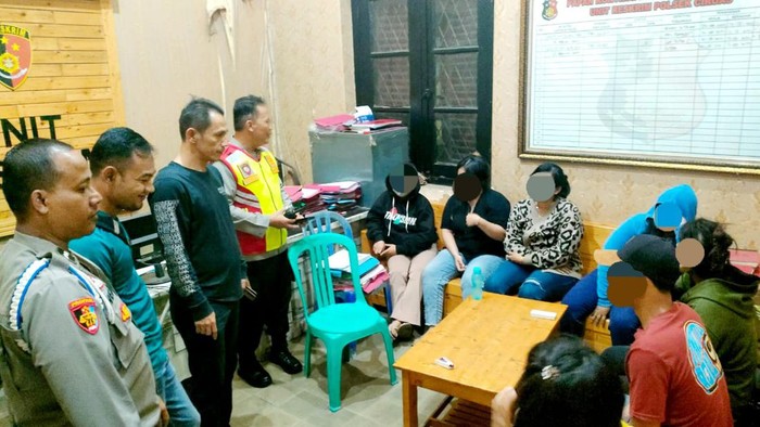 Polisi bersama musyawarah pimpinan kota (muspika) menertibkan perilaku amoral. Sebuah bisnis prostitusi rumahan dibongkar petugas. (dok Istimewa)