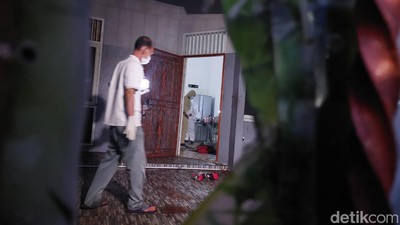 Potret Rumah Sekeluarga Tewas Mengering Kini Tertutup Plastik