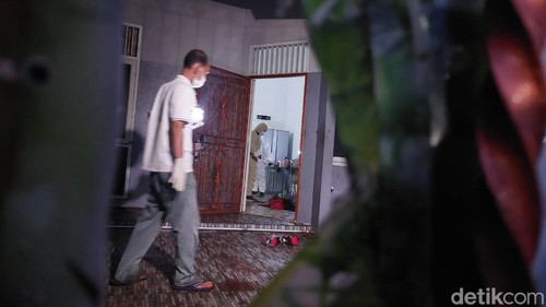 Polisi hingga pihak RT mendatangi rumah lokasi sekeluarga ditemukan tewas di Jakbar. Mereka menyemprotkan disinfektan hingga menaburkan kopi bubuk. (Rumondang N/detikcom)