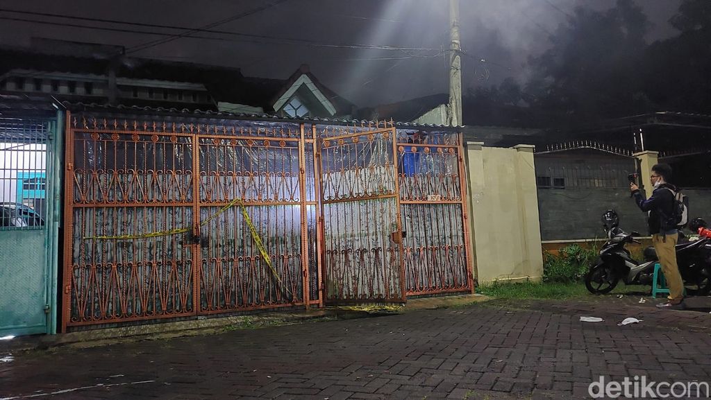 Polisi hingga pihak RT mendatangi rumah lokasi sekeluarga ditemukan tewas di Jakbar. Mereka menyemprotkan disinfektan hingga menaburkan kopi bubuk. (Rumondang N/detikcom)