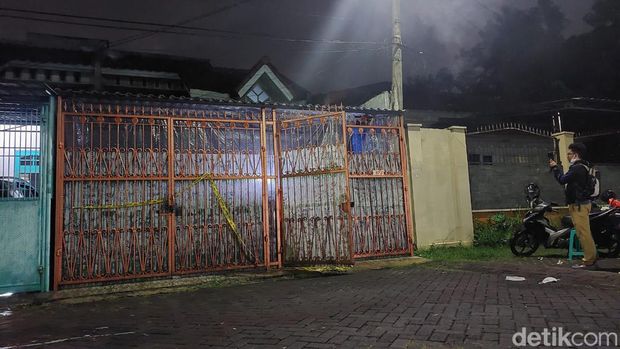 Polisi hingga pihak RT mendatangi rumah lokasi sekeluarga ditemukan tewas di Jakbar. Mereka menyemprotkan disinfektan hingga menaburkan kopi bubuk. (Rumondang N/detikcom)