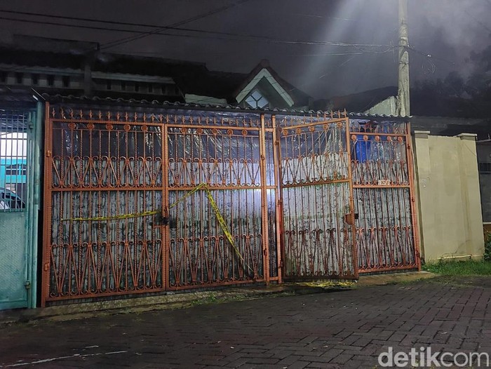 Polisi hingga pihak RT mendatangi rumah lokasi sekeluarga ditemukan tewas di Jakbar. Mereka menyemprotkan disinfektan hingga menaburkan kopi bubuk. (Rumondang N/detikcom)