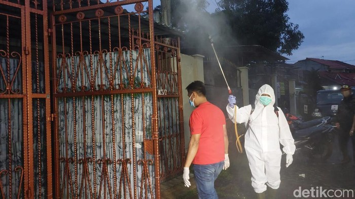 Polisi hingga pihak RT mendatangi rumah lokasi sekeluarga ditemukan tewas di Jakbar. Mereka menyemprotkan disinfektan hingga menaburkan kopi bubuk. (Rumondang N/detikcom)