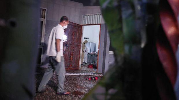 Polisi lakukan olah TKP ulang di rumah sekeluarga tewas di Kalideres, Jakarta Barat,Sabtu (12/11/2022). Petugas juga melakukan penyemprotan disinfektan.