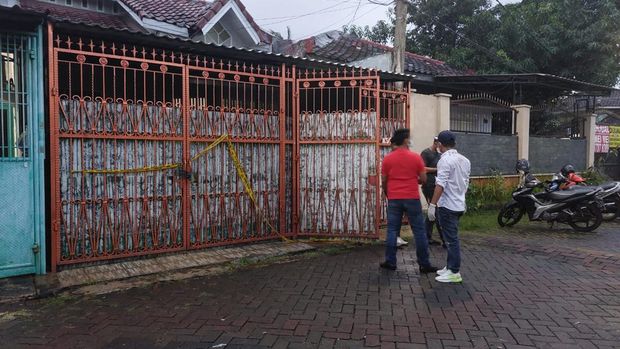 Polisi lakukan olah TKP ulang di rumah sekeluarga tewas di Kalideres, Jakarta Barat,Sabtu (12/11/2022). Petugas juga melakukan penyemprotan disinfektan.