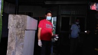 Mereka menaburkan bubuk kopi di sejumlah titik di dalam rumah untuk mengurangi aroma tidak sedap (Rumondang Naibaho/detikcom)